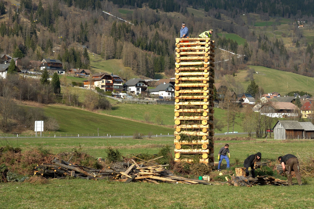 Die Vorbereitungen für die Lungauer Osterfeuer sind fast angeschlossen. Die stürmischen Ostern erfordern aber besondere Vorsicht beim Abbrennen der Brauchtumsfeuer.